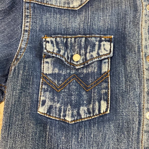 Kids medium wrangler denim shirt with snap buttons (551/1) - Picture 2 of 11
